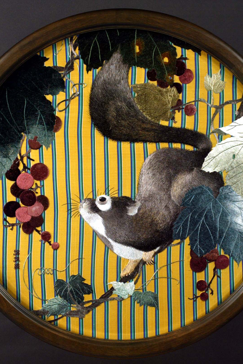 日本刺繍栗鼠と葡萄